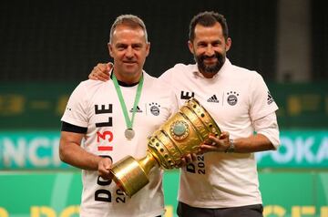 Hansi Flick (izquierda) y Hasan Salihamidzic (derecha) tras ganar la Pokal el pasado mes de julio.