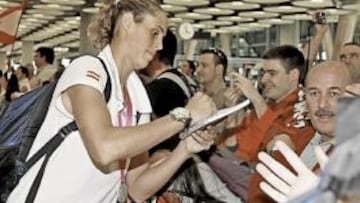 <b>LA MVP. </b>Amaya llegó a Madrid, su ciudad, y firmó autógrafos.