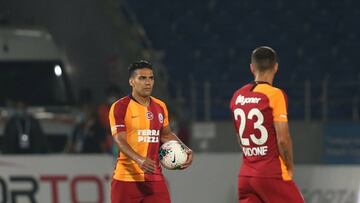 Falcao García y Flkorin Andone durante un partido con Galatasaray.