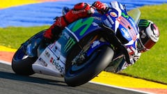 Jorge Lorenzo da un espectáculo en el Moto GP de Valencia