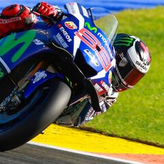 Gran pole de Lorenzo seguido de lejos por Márquez y Rossi