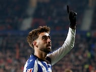 PAMPLONA, 22/11/2025.- El delantero de la Real Sociedad Brais Méndez celebra su gol, primero del equipo vasco, durante el partido de la jornada 13 de LaLiga entre el Osasuna y la Real Sociedad, este sábado en El Sadar. EFE/Jesús Diges