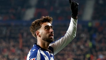 El centrocampista de la Real Sociedad Brais Méndez celebra su gol, primero del equipo vasco, durante el partido de la jornada 13 de LaLiga entre el Osasuna y la Real Sociedad, en El Sadar. EFE/Jesús Diges