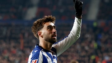 PAMPLONA, 22/11/2025.- El delantero de la Real Sociedad Brais Méndez celebra su gol, primero del equipo vasco, durante el partido de la jornada 13 de LaLiga entre el Osasuna y la Real Sociedad, este sábado en El Sadar. EFE/Jesús Diges