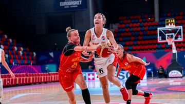 Queralt Casas, alero de la Selecci車n, penetra ante Montenegro en el Eurobasket.