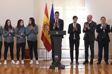 Pedro Sánchez ha recibido a las jugadoras de la selección de fútbol femenino Sub-17 tras proclamarse campeonas del mundo el pasado diciembre.