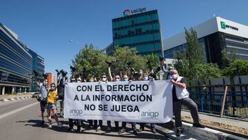 Varios fot&oacute;grafos deportivos de la Asociaci&oacute;n Nacional de Informadores Gr&aacute;ficos de Prensa y Televisi&oacute;n (ANIGP-TV) protestan a las puertas de la Sede de LaLiga debido a las medidas adoptadas que no les permite cubrir los encuent