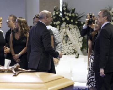 El ministro de Educación, Cultura y Deportes, José Ignacio Wert (c), en presencia del presidente del Real Madrid, Florentino Pérez (d), conversa con algunos familiares en la capilla ardiente del presidente de honor del Real Madrid, Alfredo Di Stéfano, instalada en el palco de honor del Santiago Bernabéu. 