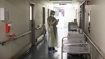 BERLIN, GERMANY - NOVEMBER 06: A nurse dresses in personal protective equipment (PPE) before entering the hospital room where Covid-19 patient is being treated at the Covid-19 station in Bundeswehr Hospital on November 06, 2020 in Berlin, Germany. German coronavirus cases reached a record of over 21,000 in a day, recorded by the Robert Koch Institute on Friday morning. More data from the government disease agency suggested that the spread of the virus began to slow before the lockdown started. (Photo by Maja Hitij/Getty Images)