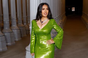 Además de ser una estrella de cine súper consolidada, Hayek apareció en la portada de Sports Illustrated a los 58 años y además recaudó más de 4 millones de dólares para combatir la violencia de género como presentadora de la cena benéfica Caring for Women de la Fundación Kering.