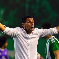 Poyet: "Hay que meter a Rubén Castro y no será en la banda"
