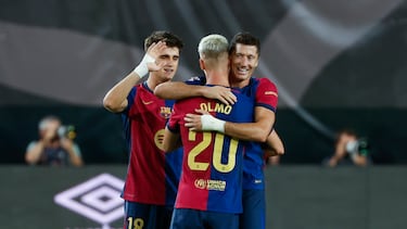 El centrocampista del FC Barcelona Dani Olmo (c) celebra su gol durante el partido de la tercera jornada de Liga en Primera División que Rayo Vallecano y FC Barcelona disputan este martes en el estadio de Vallecas, en Madrid.