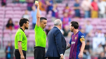 Jaime Latre amonest&oacute; a Messi por protestar.