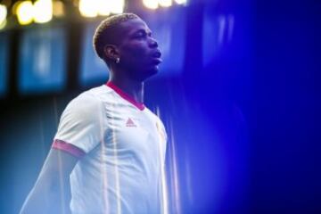 Paul Pogba, del Manchester United, durante el calentamiento antes del partido de ida de la UEFA Europa League, entre el Celta Vigo y el Manchester United en el Estadio Balaidos