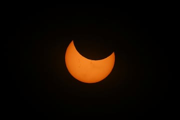 El paso de la luna frente al sol durante el  eclipse solar anular, en Las Horquetas, Santa Cruz, Argentina.