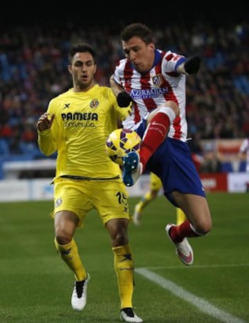 Mario Mandzukic y Víctor Ruiz.