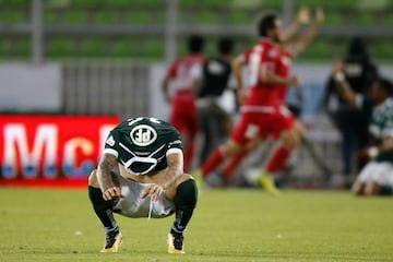 Un jugador de Santiago Wanderers, izquierda, se lamenta tras el gol de Union La Calera durante el partido de vuelta de la Final promoción ascenso disputado en el estadio Elias Figueroa de Valparaiso, Chile.