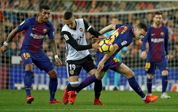 Rodrigo Moreno entre Vermaelen y Paulinho.