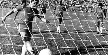Rumbo al Mundial de Alemania-1974, la Unión Soviética y Chile se enfrentaron directamente por una plaza en dicho Campeonato germano. Era un enfrentamiento a doble partido: el ganador pasaba a competir por el Mundial. En el encuentro de ida, celebrado en Moscú, se produjo un empate sin goles. La vuelta se fijó en el estadio Nacional de Santiago de Chile… pero ese encuentro jamás se disputaría… con los dos equipos sobre el terreno de juego. 
El golpe de Estado de Pinochet del 11 de septiembre de 1973, con la consiguiente represión militar que se saldaría con cientos de muertes y torturados en el mismo escenario donde se tenía que jugar el encuentro (llegó a ser un campo de concentración), motivaron que las autoridades soviéticas se negaran a jugar en semejante sitio y solicitó a la FIFA que se llegase a un acuerdo para que se jugase en un campo neutral. Sin embargo, el partido siguió programado para la fecha del principio (21 de noviembre de 1973) y en Santiago de Chile. Finalmente, la URSS no se presentaba, pero sí la selección chilena y los colegiados acordados. Llegado el día, la selección andina y los árbitros se presentaron. Los rusos no. Tras hacer el calentamiento previo, el colegiado dio la orden y los chilenos, tras tocar el balón todos los jugadores, acabaron marcando. Chile ganó 1-0 y estuvo presente en el Mundial de Alemania-74. 
