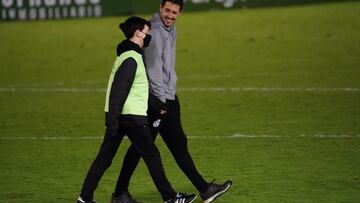 Aritz, su amigo Jaime y la camiseta de Pablo Torre