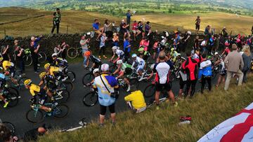 Espectadores animan al pelotón del Tour de Gran Bretaña.