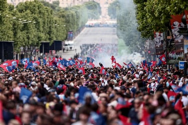 Los parisinos celebran por todo lo alto la Champions del PSG. Cientos de personas esperan el autobús de su equipo para festejar con ellos su primera Champions League.