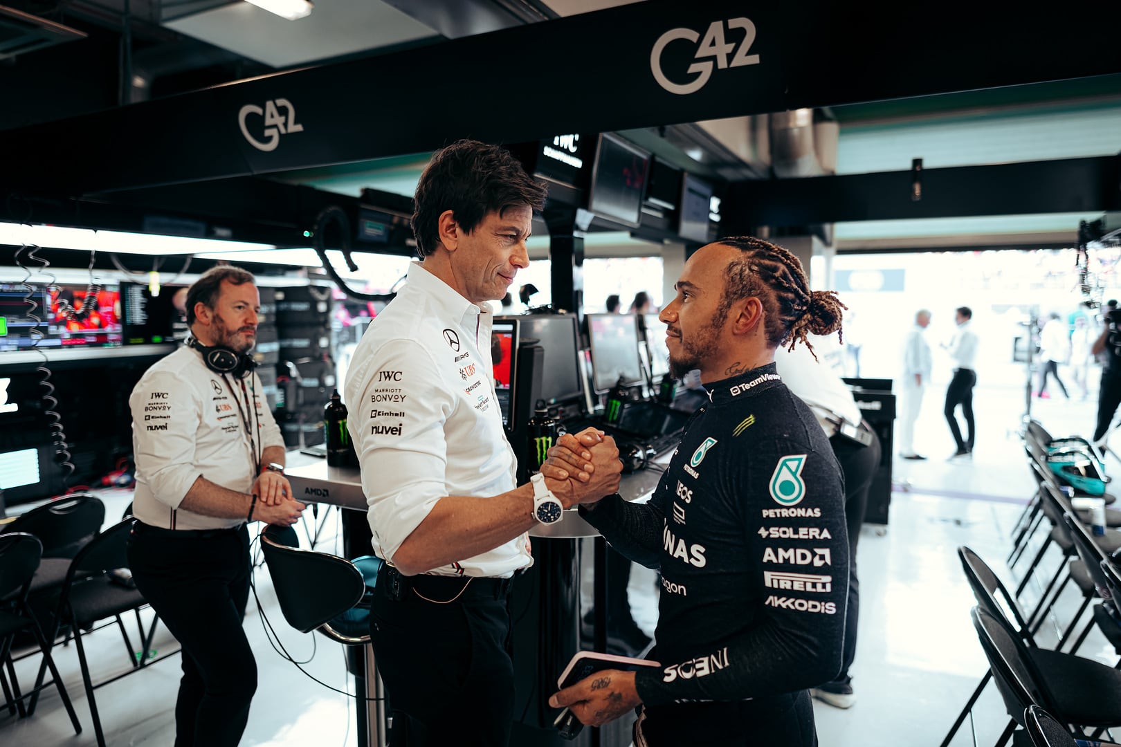 Toto Wolff y Lewis Hamilton, en el box de Mercedes.