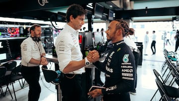 Toto Wolff y Lewis Hamilton, en el box de Mercedes durante el GP de Abu Dhabi 2023.