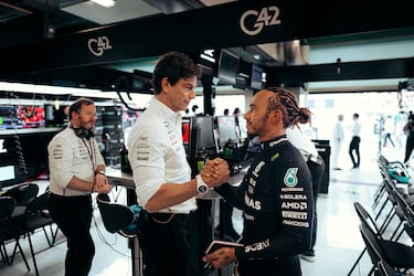 Wolff se sube al barco de Hamilton 
