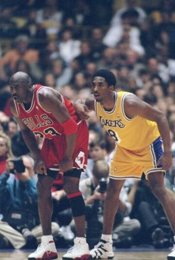 Defendiendo a Jordan el 1-2-1998. En un partido celebrado en el viejo Forum de Inglewood, los Lakers se impusieron 112-87 a los Bulls.