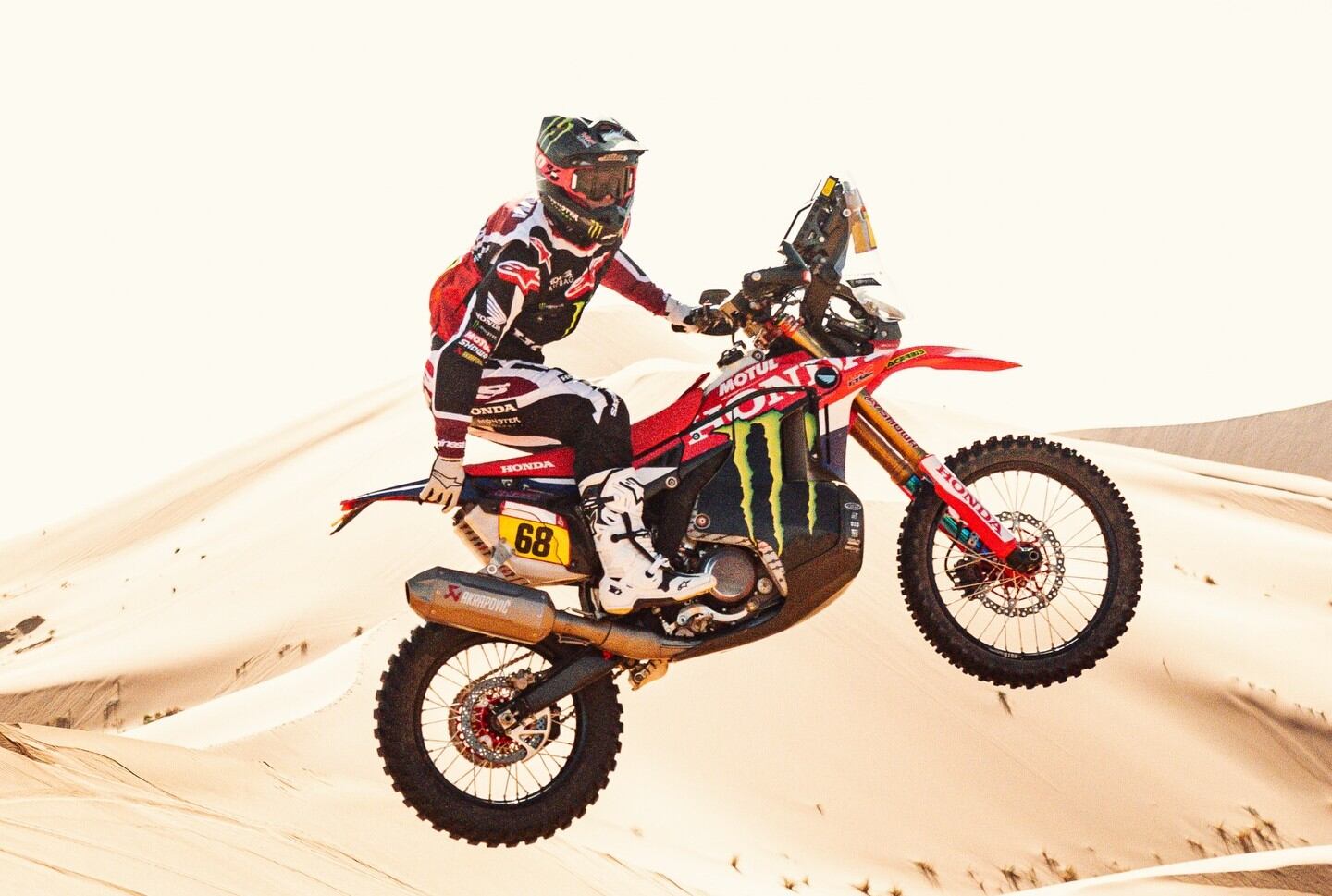 Tosha Schareina con la Honda junto a la que competirá en el Dakar 2026.