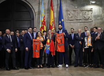 El Valencia Basket en la Generalitat Valenciana.  
La vicepresidenta Mónica Oltrá y el presidente Ximo Piuig han recibido unas camisetas conmemorativas con sus nombres.