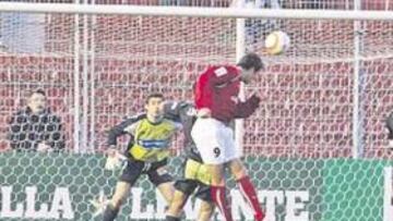 <b>DETERMINANTE. </b>Diego Alonso, con este cabezazo, dio un punto al Murcia en el choque de La Condomina.