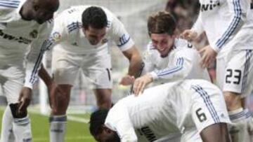 <b>LLEGAR Y BESAR EL SANTO.</b> Adebayor marcó un bello gol en su estreno en el Bernabéu. Se cayó al suelo en la celebración y se lo tomó a broma. Un crack.