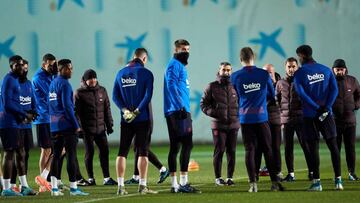 Ernesto Valverde da la charla en el entrenamiento previo al derbi ante el Espanyol.
