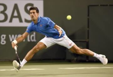 Novak Djokovic frente a Marcos Baghdatis en la segunda ronda del BNP Paribas Open en Indian Wells.