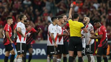 Soccer Football - Recopa Sudamericana - First Leg - Athletico Paranaense v River Plate - Arena da Baixada, Curitiba, Brazil - May 22, 2019   River Plate&#039;s Milton Casco is shown a red card by referee Wilmar Roldan  REUTERS/Rodolfo Buhrer