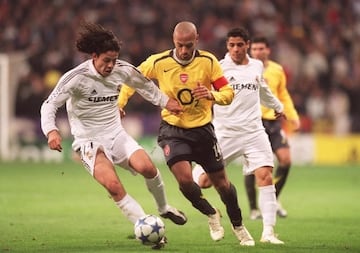 ?lvaro Meja (izquierda), Thierry Henry y Cicinho (derecha), durante el Real Madrid - Arsenal de la Champions League 2005/06.