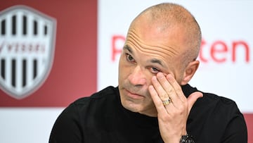 Iniesta deja el Vissel Kobe entre lágrimas y busca destino