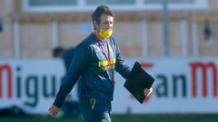 Unai Emery, en el &uacute;ltimo entrenamiento del Villarreal antes de enfrentarse este jueves al Qarabag.