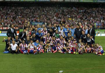 Al inicio de la temporada 2014-15 el Atlético volvió a saborear un nuevo título oficial, venciendo al Real Madrid en la Supercopa de España. Acudieron a ella como campeones de Liga los atléticos y como campeones de la Copa del Rey los madridistas, saliendo vencedores los rojiblancos tras un 2-1 global. El empate 1 a 1 en el Bernabéu, y la victoria por 1- 0 del Atlético en el partido de vuelta en el Vicente Calderón supuso el corte a una racha de 15 años sin victorias en partidos oficiales ante su clásico rival actuando en casa, y un nuevo trofeo para el equipo entrenado por el Cholo Simeone. Sería su segunda Supercopa de España, la anterior se conseguiría en 1985.