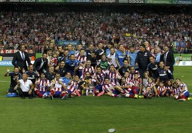 Al inicio de la temporada 2014-15 el Atlético volvió a saborear un nuevo título oficial, venciendo al Real Madrid en la Supercopa de España. Acudieron a ella como campeones de Liga los atléticos y como campeones de la Copa del Rey los madridistas, saliendo vencedores los rojiblancos tras un 2-1 global. El empate 1 a 1 en el Bernabéu, y la victoria por 1- 0 del Atlético en el partido de vuelta en el Vicente Calderón supuso el corte a una racha de 15 años sin victorias en partidos oficiales ante su clásico rival actuando en casa, y un nuevo trofeo para el equipo entrenado por el Cholo Simeone. Sería su segunda Supercopa de España, la anterior se conseguiría en 1985.