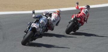 Los pilotos Andrea Dovizioso, Alex De Angelis e Hiroshi Aoyama saludan al publico asistente en las gradas de Laguna Seca.