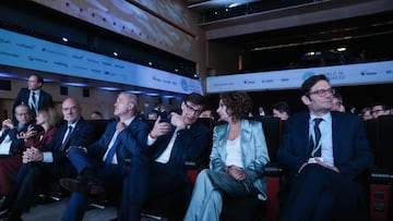 El president de la Generalitat, Salvador Illa, y la vicepresidenta primera del Gobierno y ministra de Hacienda, María Jesús Montero, durante la segunda edición del foro 'World in Progress', en el Palau de Congressos de Catalunya, 20 de octubre de 2025, en Barcelona, Catalunya (España). Prisa organiza la segunda edición de estas jornadas en la que intervienen líderes políticos y expertos internacionales de primer orden en materia económica, sociológica, filosófica y periodística. Se trata de un foro que se centra en los retos de la globalización que afrontan todos los países en estos primeros años del siglo XXI.
20 OCTUBRE 2025
David Zorrakino / Europa Press
20/10/2025