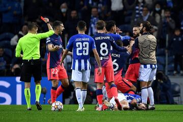 El árbitro Clement Turpin expulsó a Yannick Carrasco tras un incidente con Otavio.