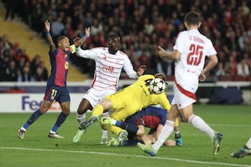 El portero del Brest, Marco Bizot, derriba a Robert Lewandowski tras una mala salida.