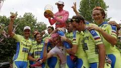 EL PATR&Oacute;N A JUEGO. Oleg Tinkov se ti&ntilde;&oacute; el pelo de rosa y celebra la victoria como uno m&aacute;s del equipo.
 