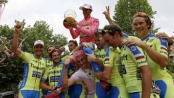 EL PATRÓN A JUEGO. Oleg Tinkov se tiñó el pelo de rosa y celebra la victoria como uno más del equipo.
