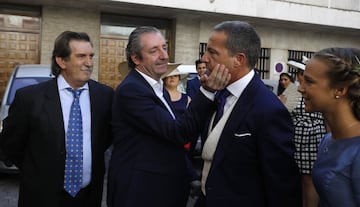 I?aki Cano y Josep Pedrerol saludan a Crist車bal Soria.