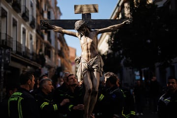 Los bomberos de Madrid portan el Cristo de los Niños durante la procesión, en la iglesia de San Antón, a 7 de abril de 2023, en Madrid (España). El Cristo de los Niños sale el Viernes Santo de Semana Santa por segunda vez en procesión por las calles de Madrid desde la iglesia de San Antón. La Imagen del Cristo de los Niños se trata de una talla única del siglo XVII. Los bomberos de Madrid han sido los encargados de sacar la talla de la iglesia, que salió el año pasado, 2022 por primera vez desde hace 200 años.